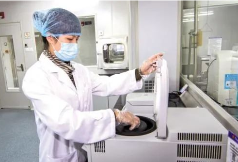 做親子鑒定用毛發(fā)應(yīng)該用干凈的白紙保存樣本